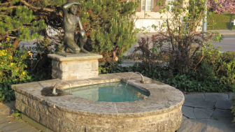 Brunnen mit einem Knaben