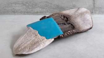 Maria Ceppi, Pinmâchoire, 2025, Holz, Keramikprint, Metall, Email, 22 x 90 x 41 cm. Foto: Thomas Andenmatten