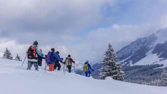 Spuren im Schnee: rücksichtsvoll Natur erlebend