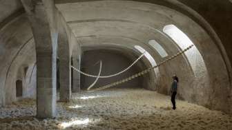 Isabelle Krieg, unendlich endlich, 2025, Strausseneier, Glasfaserstangen, Schafwolle, Installationsansicht Kunstmuseum Thurgau, Foto Stefan Rohner © 2025, ProLitteris, Zürich Isabelle Krieg, unendlich endlich, 2025, Strausseneier, Glasfaserstangen, Schafwolle, Installationsansicht Kunstmuseum Thurgau, Foto Stefan Rohner © 2025, ProLitteris, Zürich