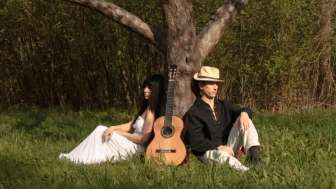 Duo Strela contre arbre 1024x576