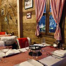 Gedeckter Tisch im Chalet