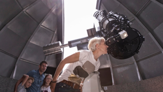 Beobachen von Himmelsobjekten durch das Teleskop in der Sternwarte