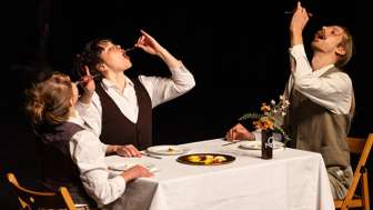 Cie. momoll! - Bitte nicht über den Tellerrand stolpern!