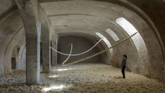 06 Isabelle Krieg, unendlich endlich, 2025, Strausseneier, Eisen  und Glasfaserstangen, Schafwolle, Installationsansicht Kunstmuseum Thurgau  Foto Stefan Rohner, © 2025, ProLitteris, Zürich 