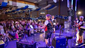 Live-Musik mit Blick in den vollen Festsaal