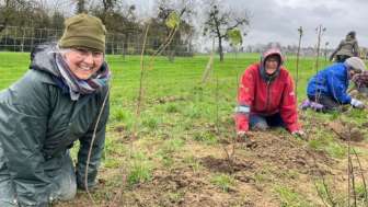 Natur verbindet – Heckenpflanzung auf der Familyfarm