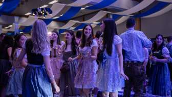 Oktoberfest-Gäste in Partylaune