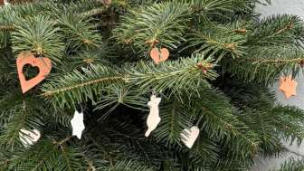 Baumschmuck aus Keramik während Adventsmarkt